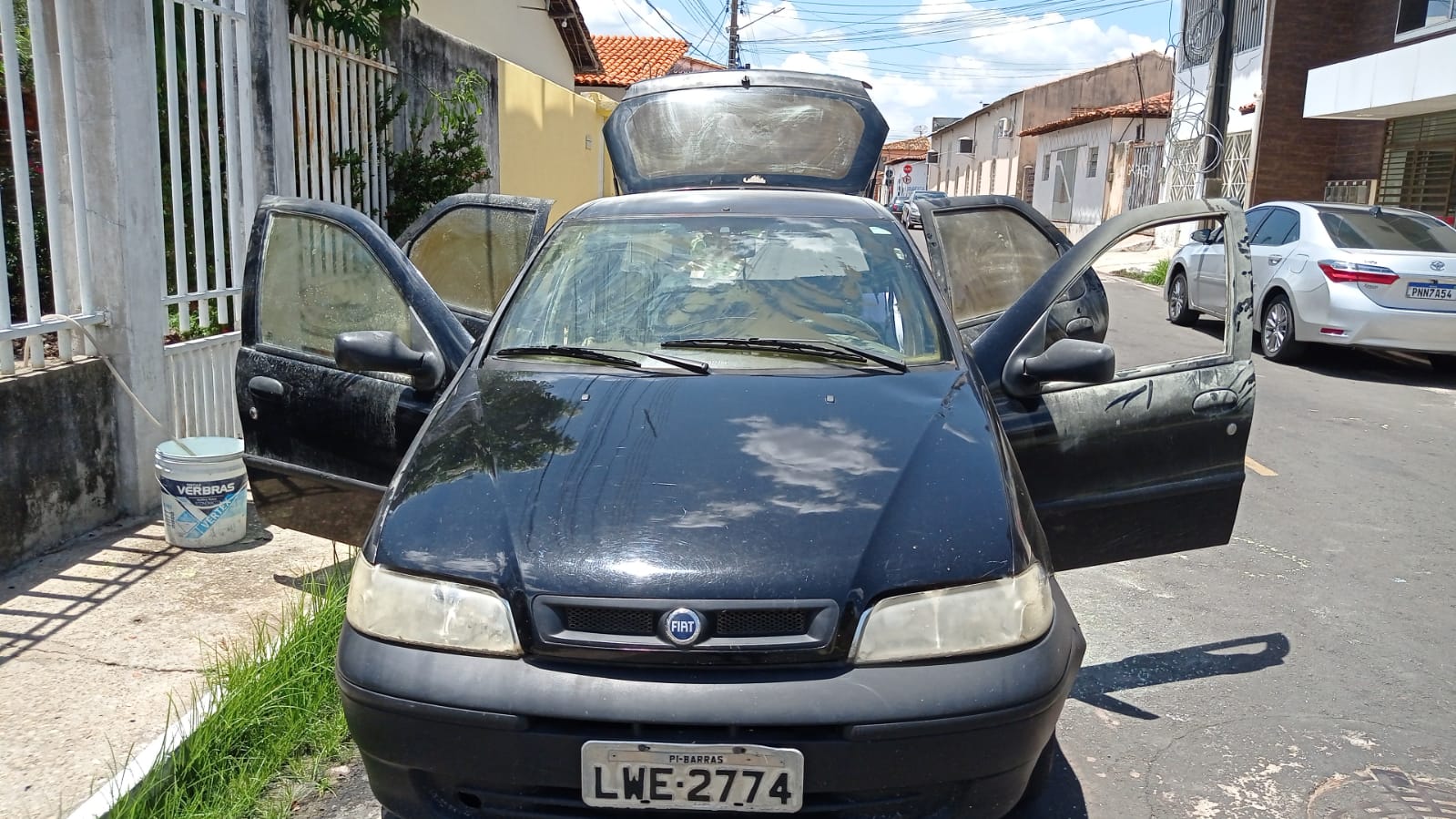 Carro pega fogo Barras