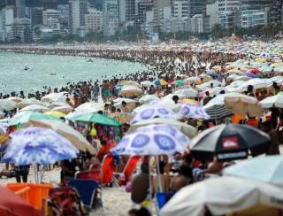 Banho noturno na orla do Rio atrai cariocas e turistas no calorão