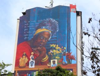 "Flores em vida": Mural gigante homenageia Conceição Evaristo no Rio