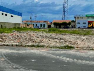 Muro de escola estadual é demolido após desabar parcialmente sobre duas pessoas