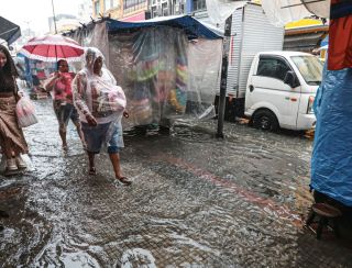 Mulher morre após carro ficar submerso em São Paulo