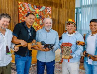 Lula recebe indígenas do Xingu e promete visita ao território