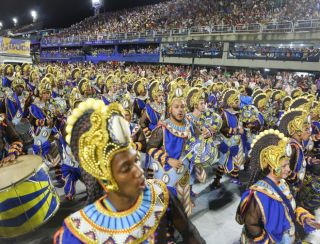 Tema afro domina a segunda noite de desfiles no Sambódromo do Rio