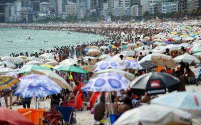 Banho noturno na orla do Rio atrai cariocas e turistas no calorão