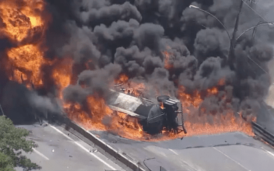 Caminhão-tanque tomba e interdita a Via Dutra no Rio