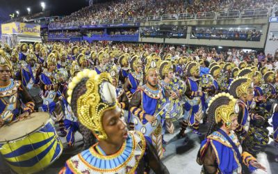 Tema afro domina a segunda noite de desfiles no Sambódromo do Rio