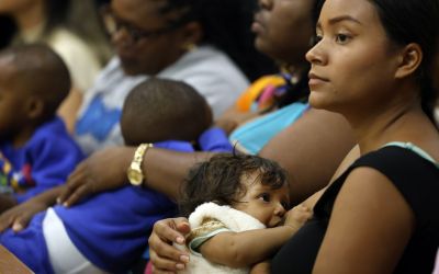 Mães vacinadas contra covid protegem bebês com aleitamento exclusivo